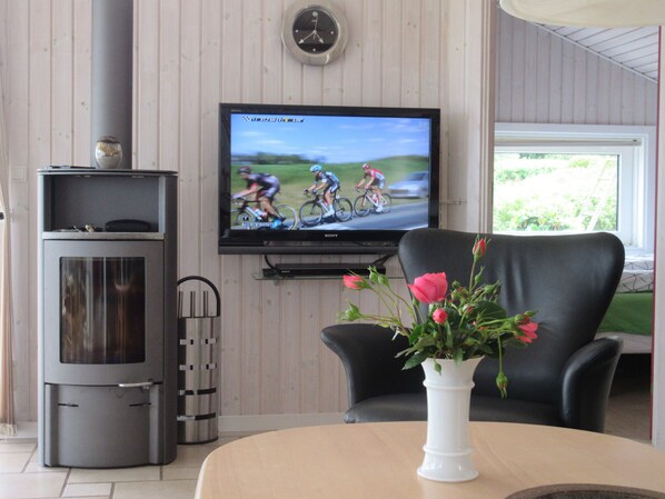 3 bedrooms, iron/ironing board, travel cot, free WiFi - Beautiful vacation home with a view of the sea, just a 5-minute walk from the beach (Sjølund)