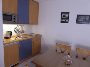 Kühlschrank, Mikrowelle, Herdplatte, Wasserkocher mit Kaffee-/Teezubehör