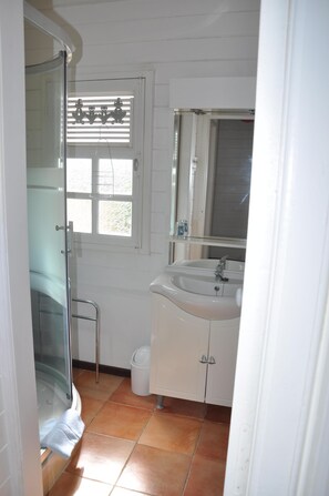 Dusche, Haartrockner, Bidet, Handtücher