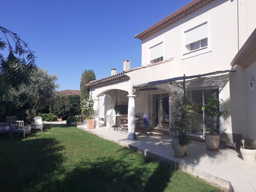 Villa avec piscine 160 m2 sur 1000 m2 de jardin paysagé,