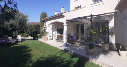 Villa avec piscine 160 m2 sur 1000 m2 de jardin paysagé,