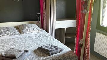 4 slaapkamers, een strijkplank/strijkijzer, reisbedje, gratis wifi