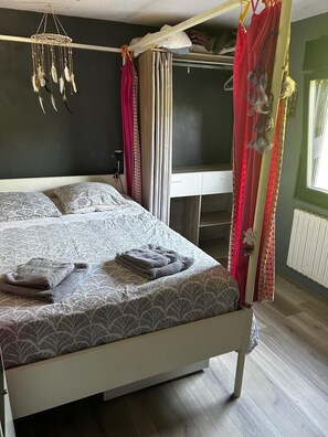 4 slaapkamers, een strijkplank/strijkijzer, reisbedje, gratis wifi