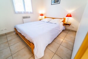 2 chambres, fer et planche Ă repasser