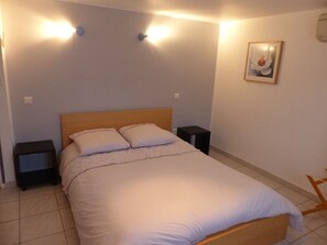 2 chambres, fer et planche à repasser, Wi-Fi gratuit, draps fournis