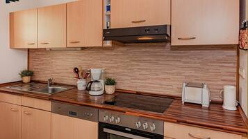 Een koelkast, een magnetron, een oven, een vaatwasser