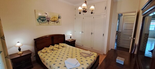 2 chambres, fer et planche à repasser, accès au Wi-Fi (inclus)