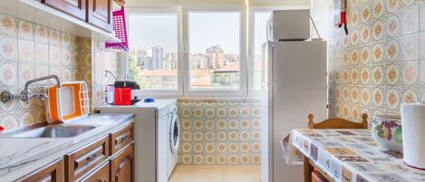 Frigorífico, microondas, horno y placa de cocina