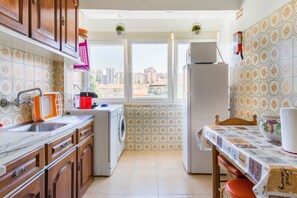Réfrigérateur, four à micro-ondes, un four, surface de cuisson