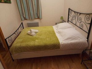 2 bedrooms, desk, iron/ironing board, free WiFi