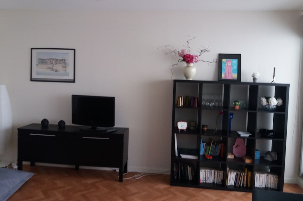 week WE app center town 4/6 people 5 mn walk from the beach and the port
