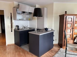 Kühlschrank, Wasserkocher mit Kaffee-/Teezubehör, Toaster