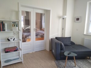 1 bedroom, travel crib, WiFi, bed sheets - New apartment in the middle of the lake district ideal for active recreation (Blankensee)