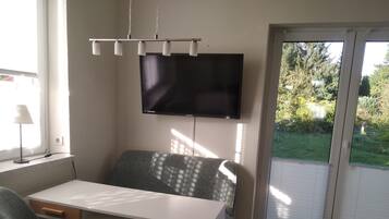 Fernseher, Bücher, Stereoanlage