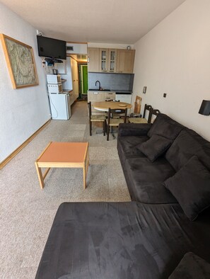 Una televisión, un reproductor de DVD