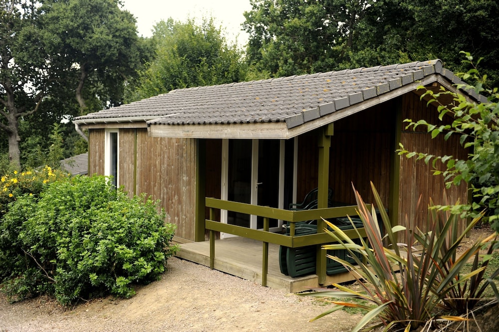 Fully equipped chalet in residential park in the countryside (swimming pool, library