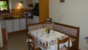 A compact kitchen with a dining area. - highland cottage (Grendelbruch)