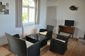 Fernseher, Bücher, Stereoanlage