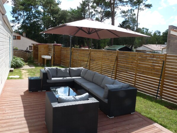 A patio with a sectional sofa, a small table, and a large umbrella. - Villa, Jard sur mer (Vendée), 3 Bedrooms, 110m² (1,184 sq ft) (Jard-Sur-Mer)