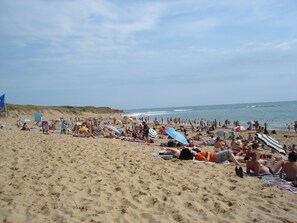 A crowded beach with people sunbathing and swimming. - Villa, Jard sur mer (Vendée), 3 Bedrooms, 110m² (1,184 sq ft) (Jard-Sur-Mer)