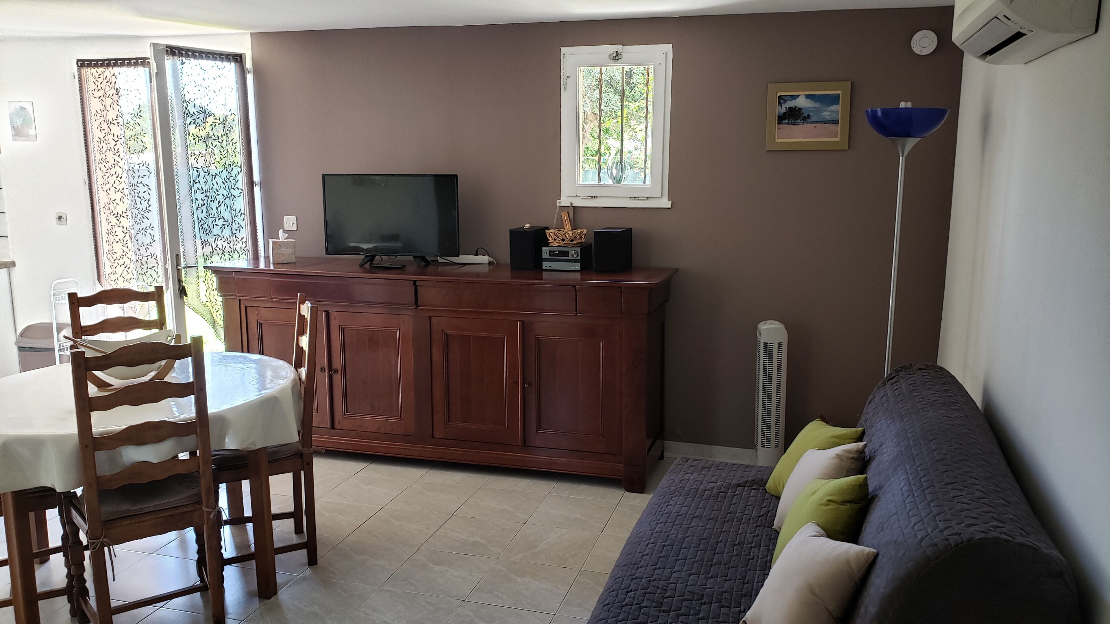 Nice independent studio on the ground floor of a villa in L estaque Mourepiane.