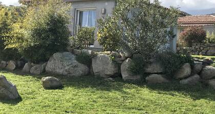 Maison de charme, tranquillité-Vue montagne-10mn de Porto Vecchio et ses plages