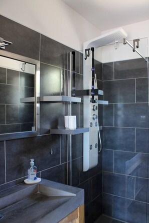 Een douche, een haardroger