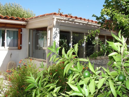 Maison provençale 3* au calme, jardin clos jeux, piscine privée, ok chien chat