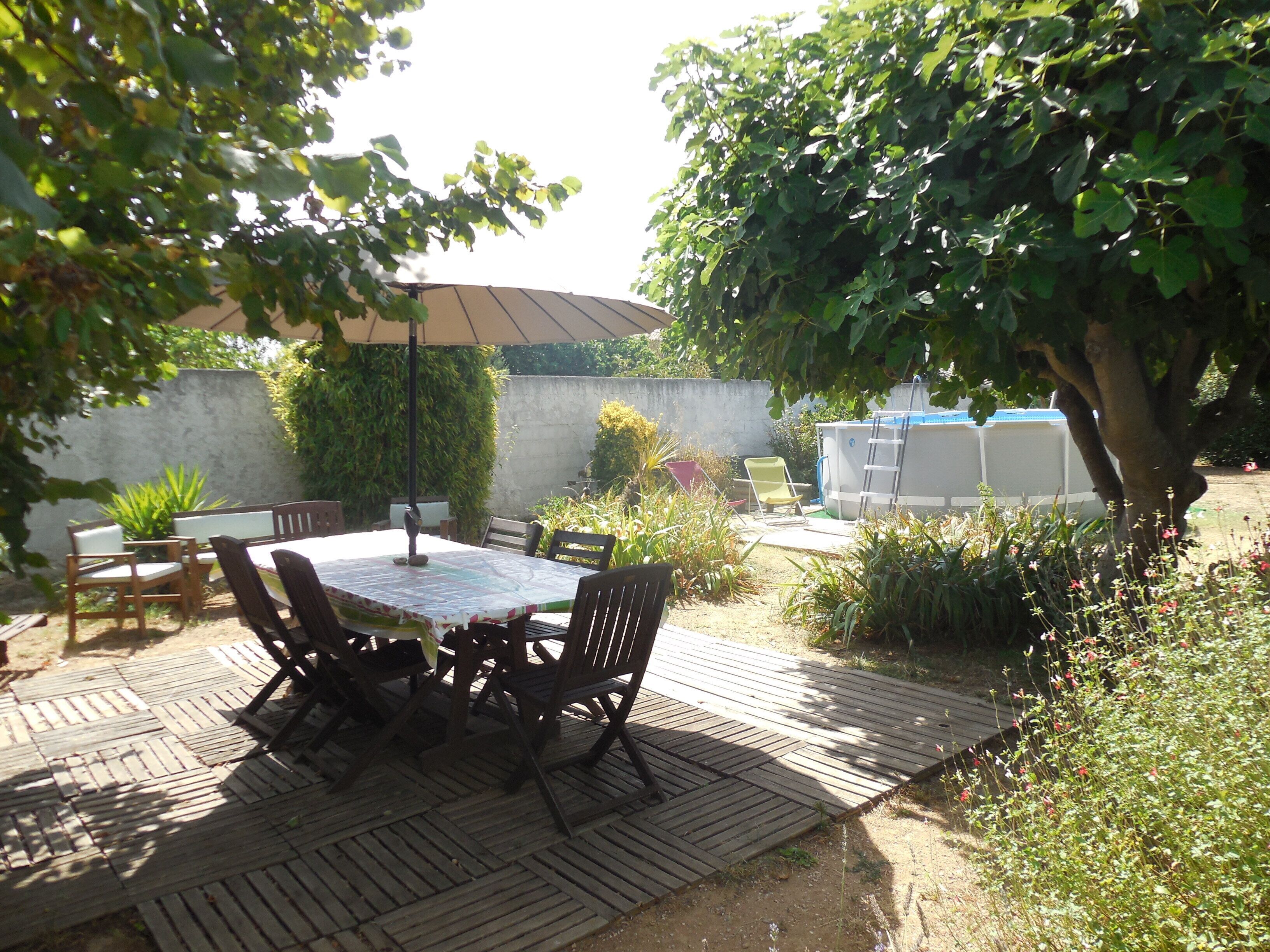 Jardin avec mobilier en teck