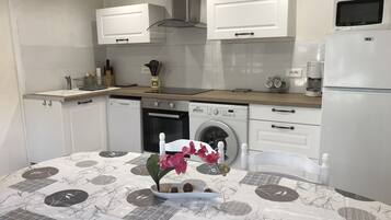 Réfrigérateur, micro-ondes, four, plaque de cuisson