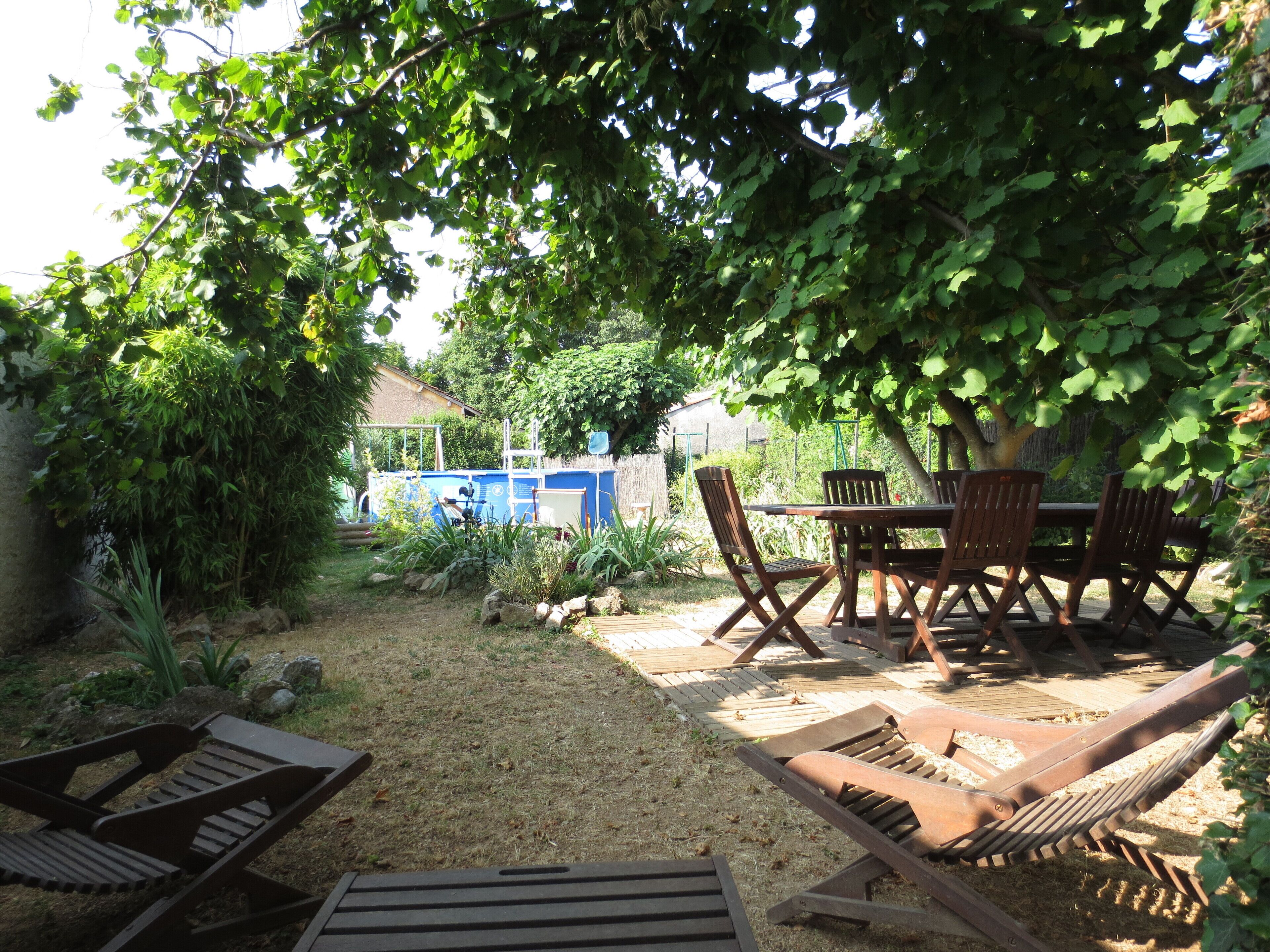 Jardin avec mobilier en teck