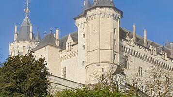 Un gran castillo con varias torres y una torre central destacada.