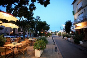 Outdoor dining - Welcome to U MERULU of "Vacances-a-moriani", a charming corsican apartment for 6 (San-Nicolao)