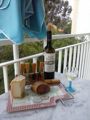 Outdoor dining - Welcome to U MERULU of "Vacances-a-moriani", a charming corsican apartment for 6 (San-Nicolao)