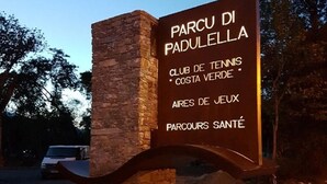 A sign for 'Parco Di Padulella' listing amenities like a tennis club, Costa Verde, and playgrounds. - Welcome to U MERULU of "Vacances-a-moriani", a charming corsican apartment for 6 (San-Nicolao)