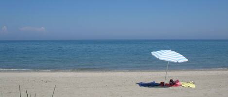 Am Strand, Liegestühle, Strandtücher
