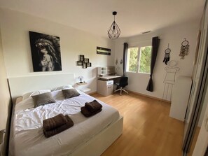 4 dormitoris, caixa forta a l'habitació i escriptori