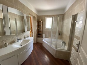Badewanne, Haartrockner, Handtücher