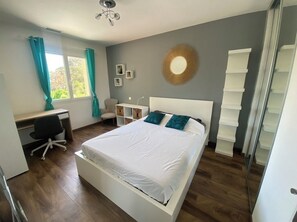 4 slaapkamers, een kluis op de kamer, een bureau