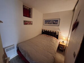 2 Schlafzimmer, Bügeleisen/Bügelbrett