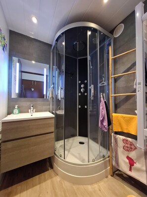 Dusche, Haartrockner, Seife, Toilettenpapier