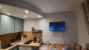 Kühlschrank, Mikrowelle, Herdplatte, Geschirrspüler