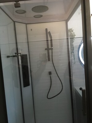 Dusche, Haartrockner, Handtücher, Toilettenpapier