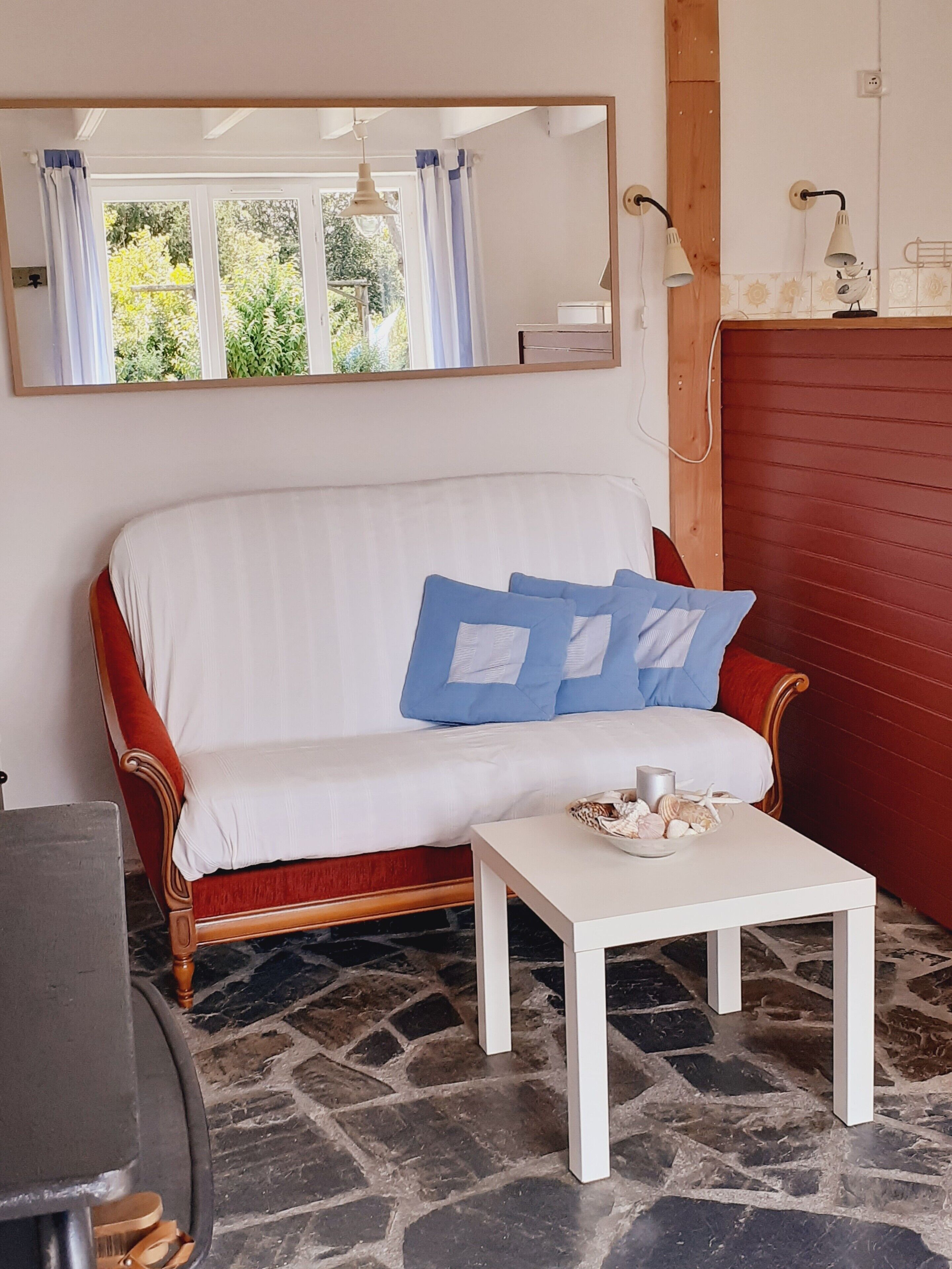 Una televisión, libros