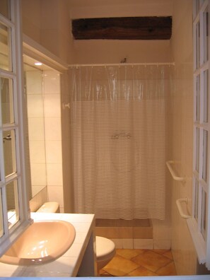 Dusche, Handtücher, Toilettenpapier