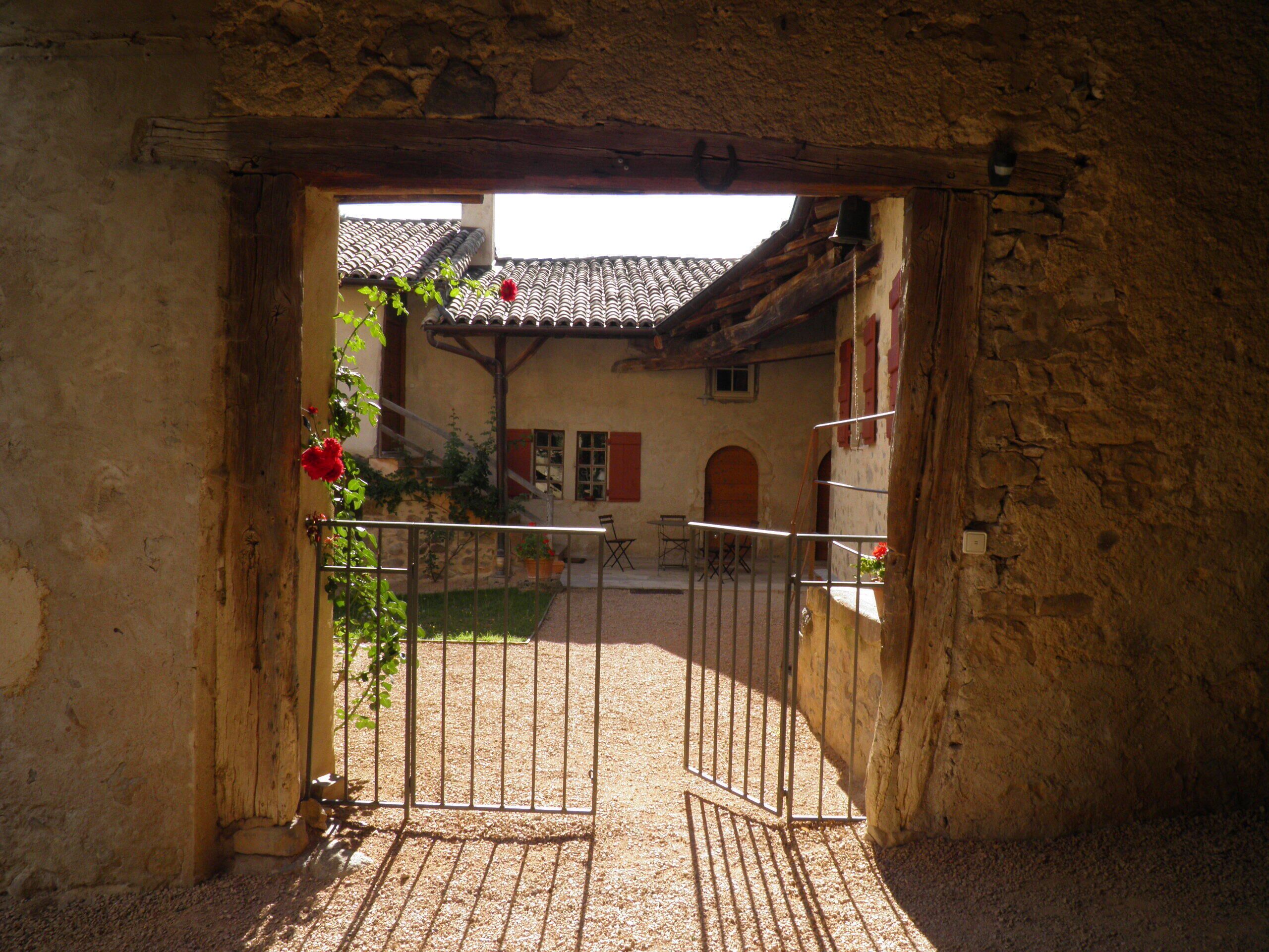 entrée  côté cour