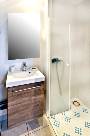 Dusche, Haartrockner, Handtücher, Toilettenpapier