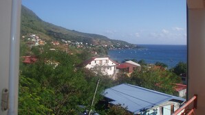 Une ville côtière avec des maisons et une vue sur la mer.