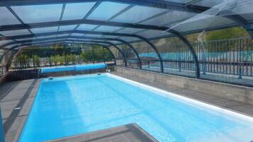 Een verwarmd zwembad