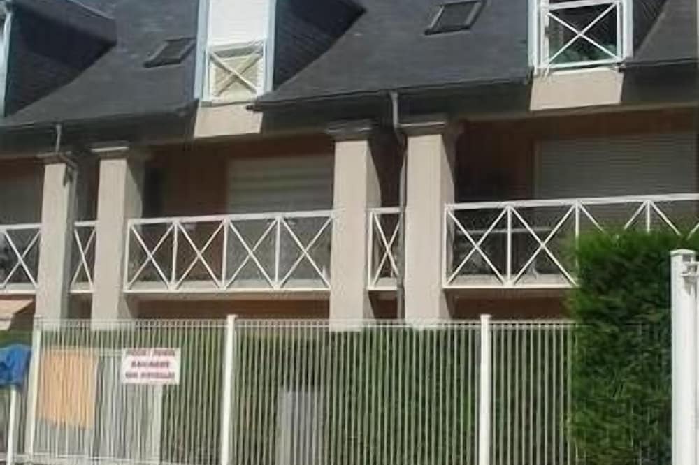 Apartment in residence with pool, near all amenities